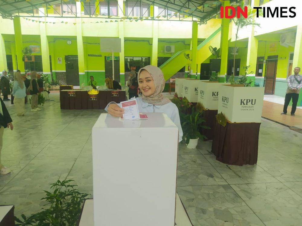 Calon Wakil Gubernur Lampung, dr. Jihan Nurlela tiba di TPS 003 Kelurahan Pahoman Kecamatan Enggal Kota Bandar Lampung, Rabu (27/11/2024). (IDN Times/Martin L Tobing).