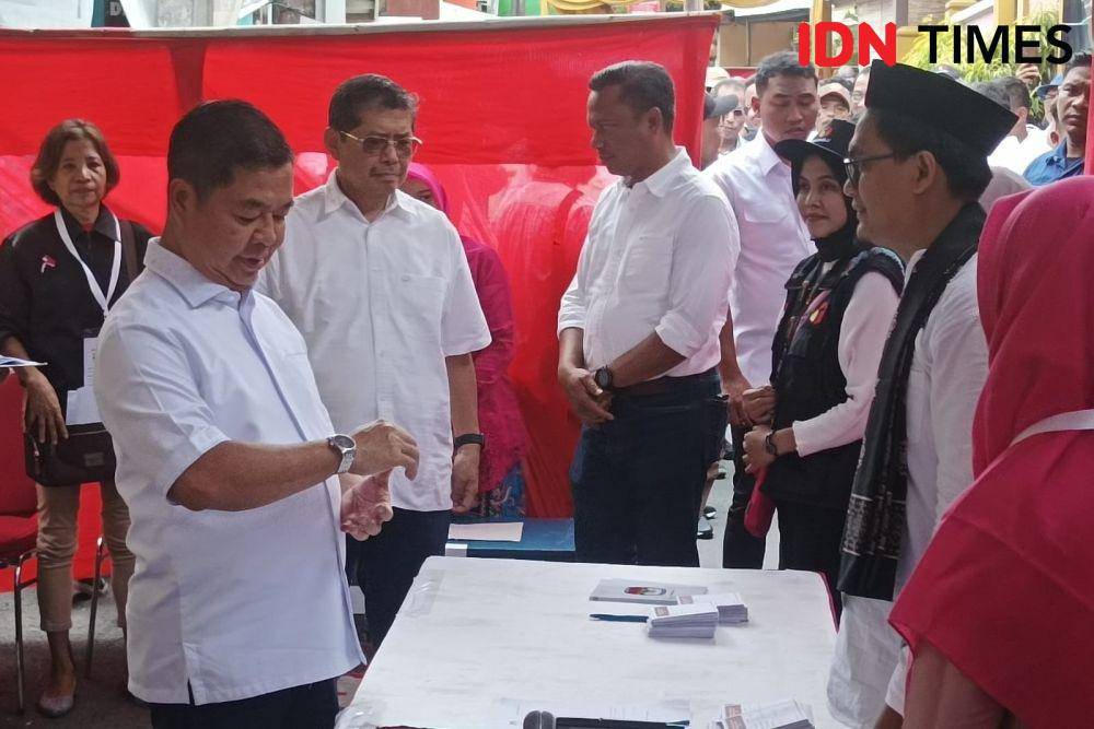 Penjabat (PJ) Gubernur DKI Jakarta, Teguh Setyabudi bersama istri, Ika Octaviana melakukan pencoblosan di TPS 031, Cempaka Putih, Jakarta Pusat pada Rabu (27/11/2024). (IDN Times/Dini Suciatiningrum)