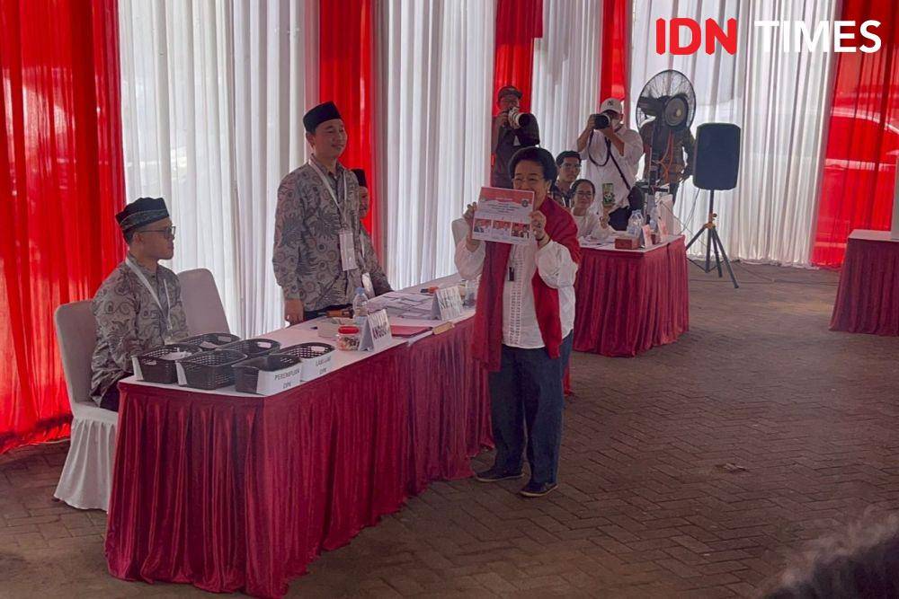 Megawati Soekarnoputri bersama keluarganya melakukan pencoblosan pada Rabu (27/11/2024). (IDN Times/Amir Faisol)