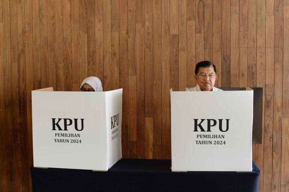 Jusuf Kalla dan istri lakukan pencoblosan untuk Pilkada Jakarta 2024 pada Rabu (27/11/2024). (dok. Tim Media JK)