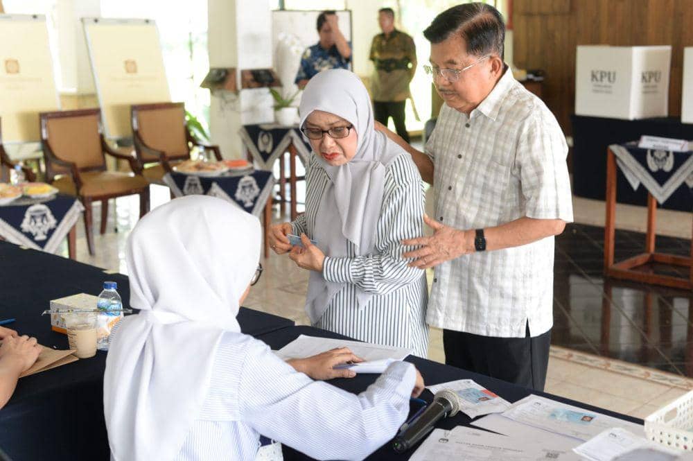 Jusuf Kalla dan istri lakukan pencoblosan untuk Pilkada Jakarta 2024 pada Rabu (27/11/2024). (dok. Tim Media JK)