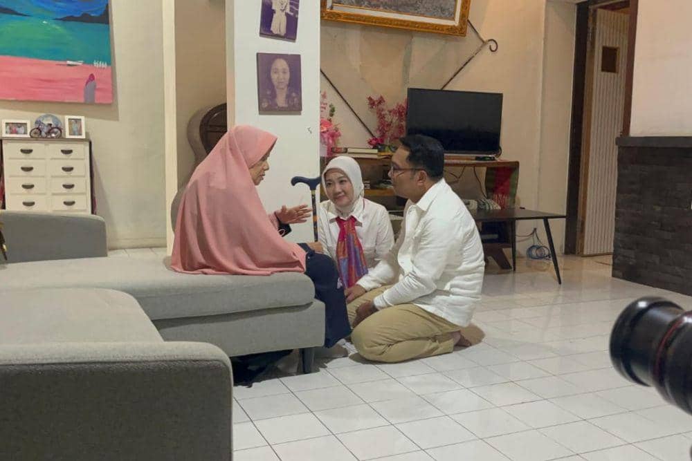 Ridwan Kamil sungkem ke Ibunya di Bandung jelang pantau quick count pada Rabu (27/11/2024). (dok. IDN Times/Istimewa)