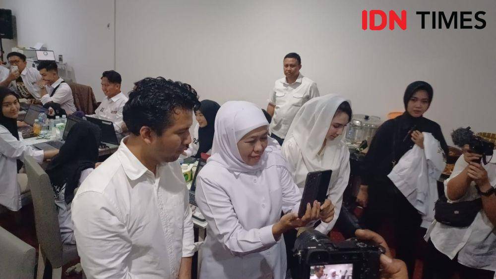 Paslon Khofifah-Emil ditelepon video call oleh Jokowi usai unggul di hasil hitung cepat (quick count). (IDN Times/Ardiansyah Fajar).