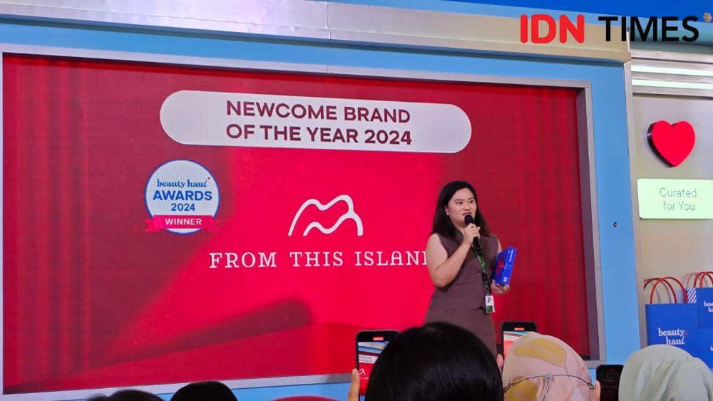 From This Island menangkan Newcome Brand of the Year Beautyhaul Awards 2024 pada Rabu (27/11/2024) di Grand Atrium Kota Kasablanka, Jakarta Selatan. (IDN Times/Febriyanti Revitasari)