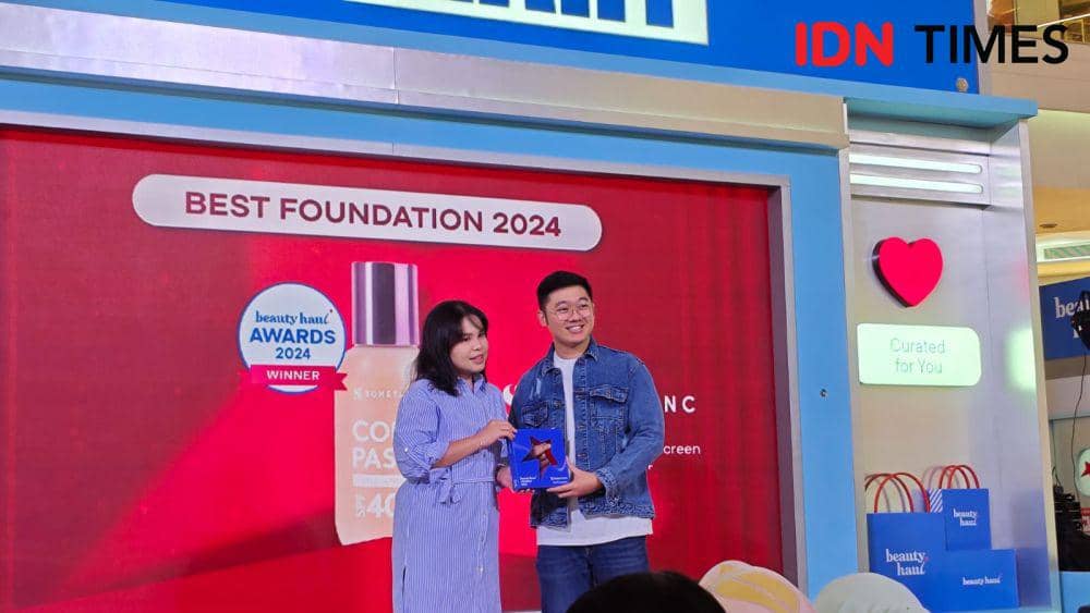 Somethinc menangkan Best Foundation 2024 Beautyhaul Awards 2024 pada Rabu (27/11/2024) di Grand Atrium Kota Kasablanka, Jakarta Selatan. (IDN Times/Febriyanti Revitasari)