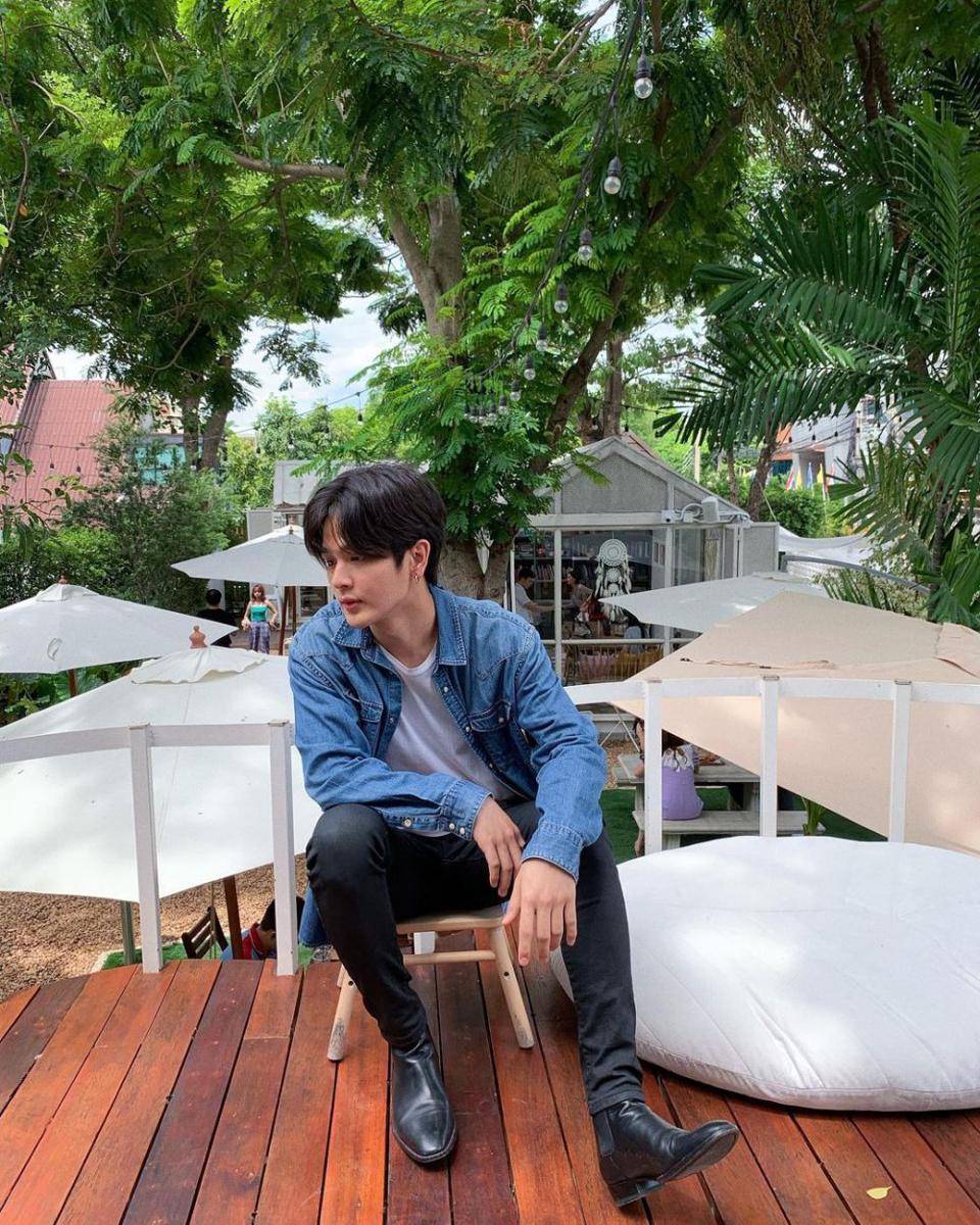 outfit layering ala Yoon Phusanu (Instagram.com/yoonpsn)