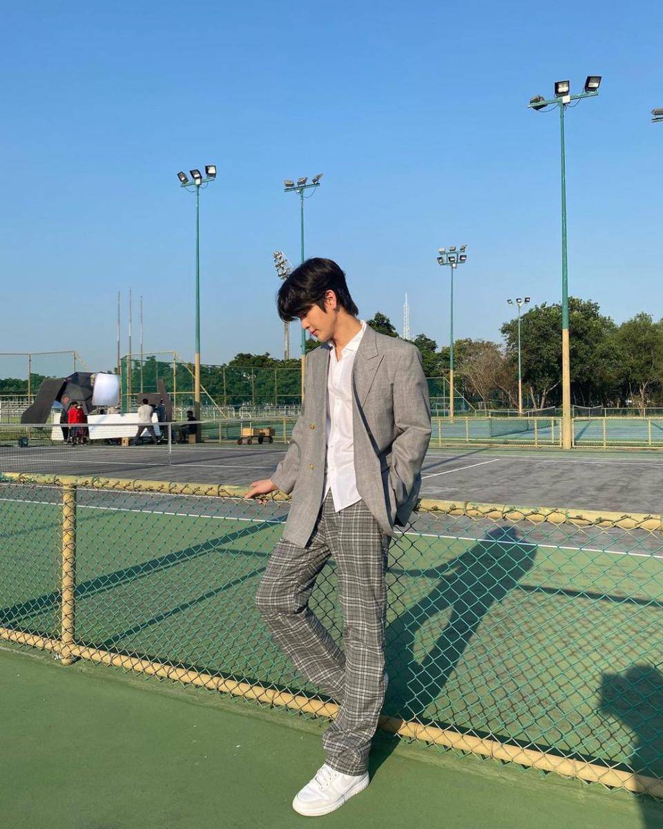 outfit layering ala Yoon Phusanu (Instagram.com/yoonpsn)