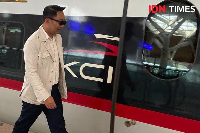 Ridwan Kamil Berangkat ke Bandung Naik Woosh Buat Nyoblos