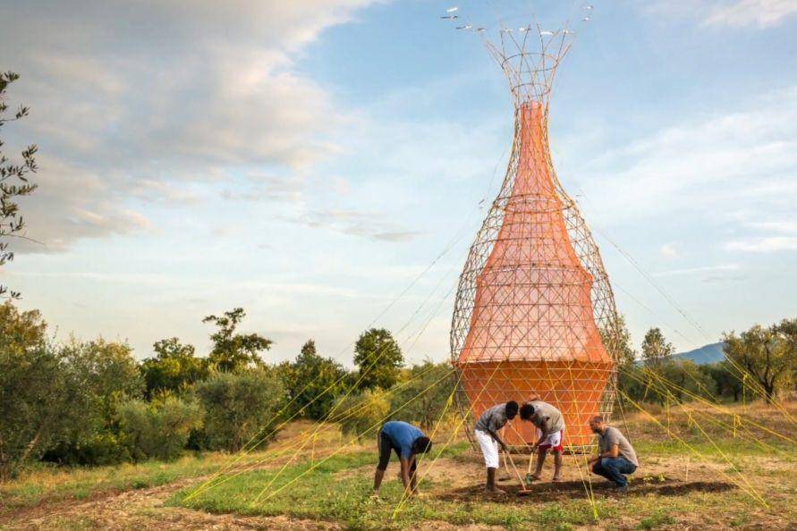 Menara Warka dirancang untuk memanen air dari atmosfer (hujan, kabut, embun) yang menyediakan sumber air (youtube.com/Warka Water)