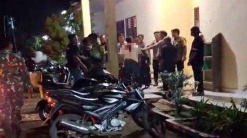 Suasana kericuhan di halaman Kantor Camat Rawas Ilir, Rabu (27/11/2024) malam sekira pukul 21.35 WIB. (Instagram: muratarainfo_,