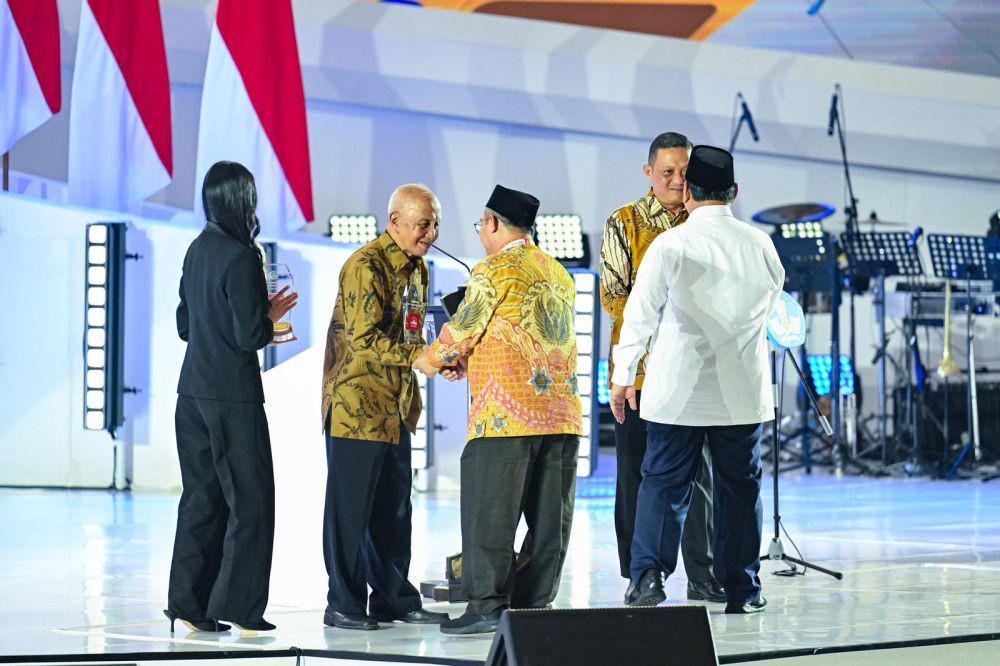 Prabowo Berikan Uang Rp100 Juta ke Tiktoker Guru Matematika Mbah Melan