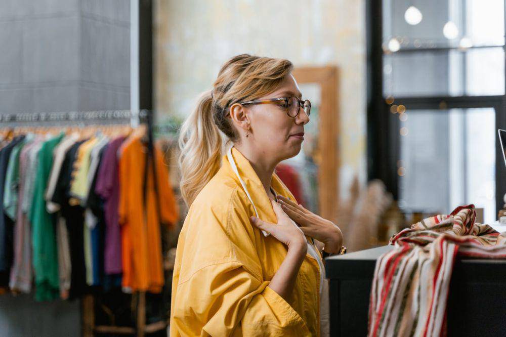 Ilustrasi seseorang sedang membeli baju (pexels.com/MART PRODUCTION)