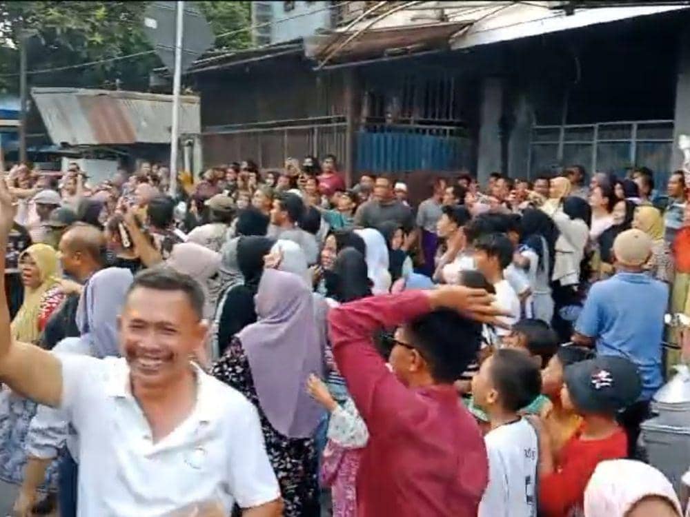 Ribuan pendukung Iron-Edwin tumpah ruah merayakan kemenangan (IDN Times/Ruhaili)