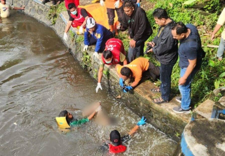 Proses evakuasi mayat yang mengapung di Dam Cangkring Bantul. (Dok. Polres Bantul)