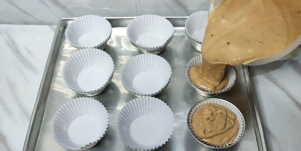 ilustrasi menuang adonan bolu kopi meses ke dalam cetakan (YouTube.com/AMA FUN COOKING)