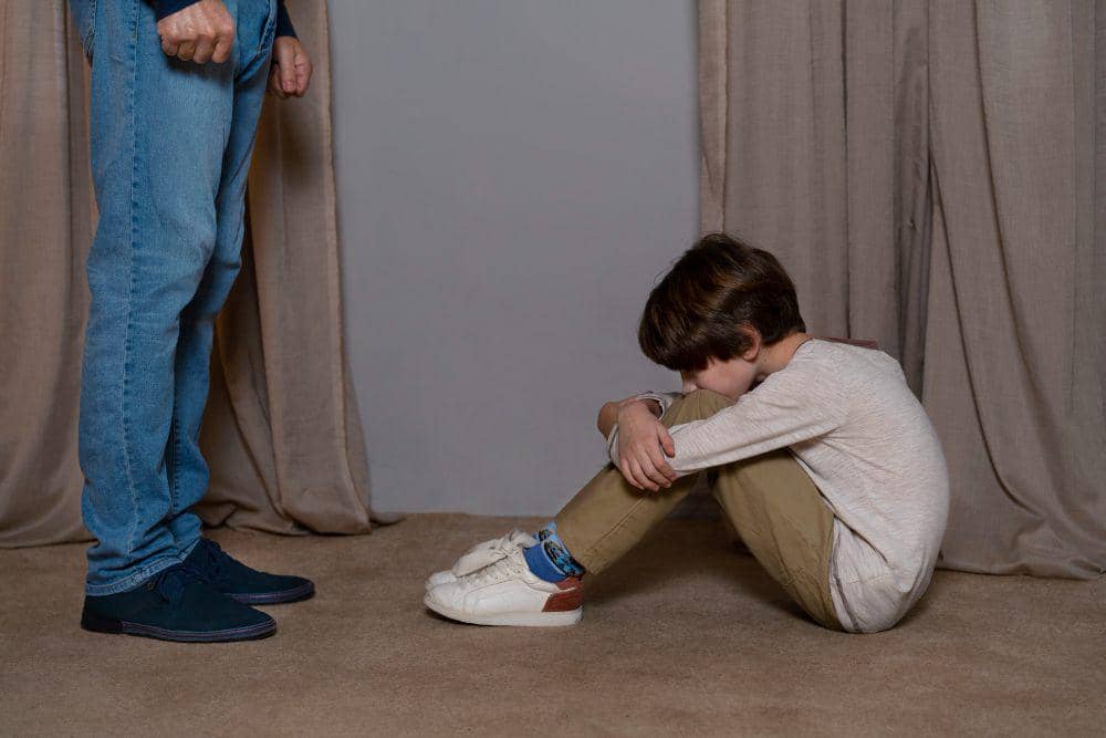 ilustrasi anak dimarahi ayahnya (freepik.com/freepik)