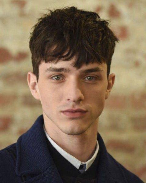 Textured Crop Blunt Fringe, model rambut pria wajah lonjong jidat lebar (pinterest.com)