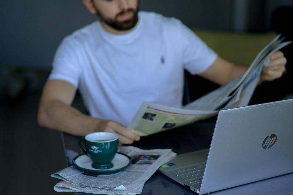 Ilustrasi sedang membaca koran (unsplash.com/Anna Keibalo)