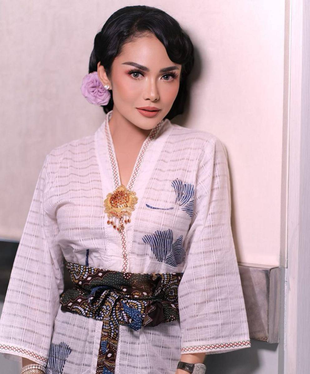 gaya makeup ala artis senior (instagram.com/ krisdayantilemos)