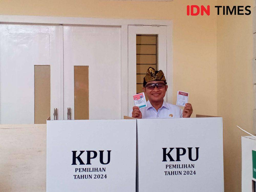 Pj Gubernur NTB Hassanudin saat menggunakan hak pilih di TPS 01 Kelurahan Pejanggik Kota Mataram. (IDN Times/Muhammad Nasir)