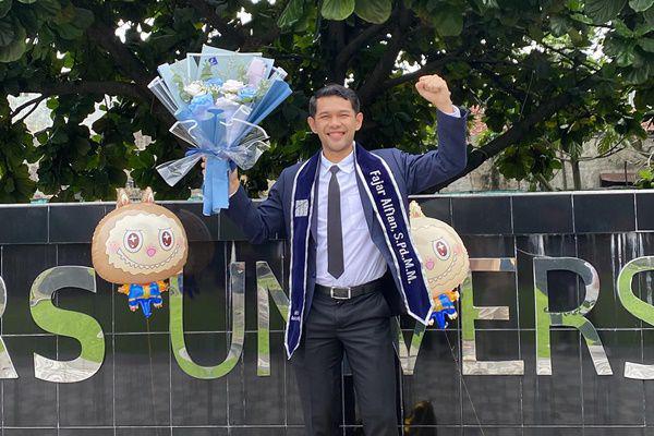 7 Potret Pebulu Tangkis Fajar Alfian Lulus S2, Tambah Gelar Lagi
