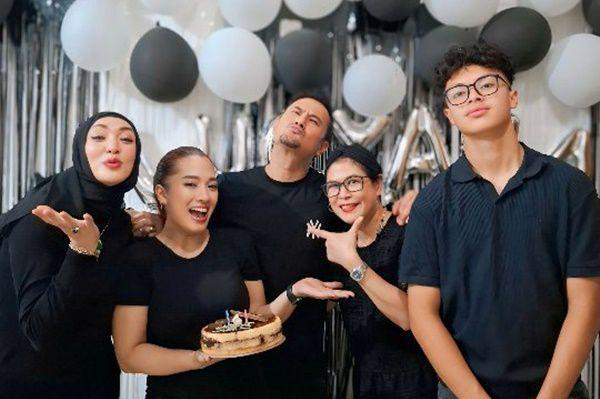 7 Potret Anniversary Mudjie Massaid dan Istri, Angelina Sondakh Hadir