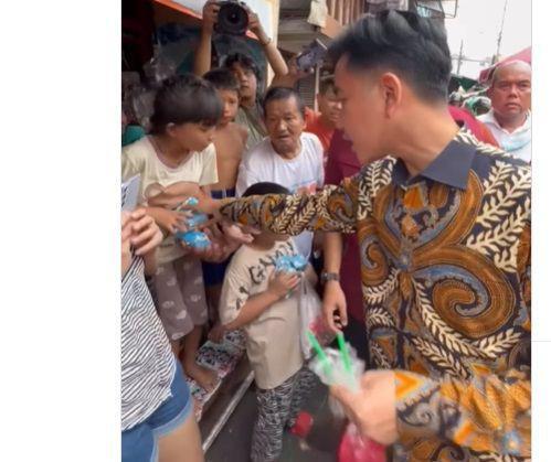 Gibran Tukar Es Cekek Bocah di Jaktim dengan Susu saat Blusukan