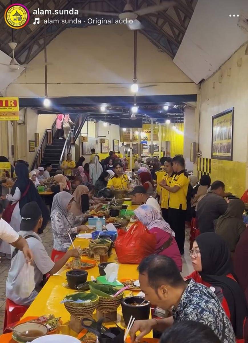 Warung Nasi Alam Sunda salah satu restoran di Cisarua Puncak