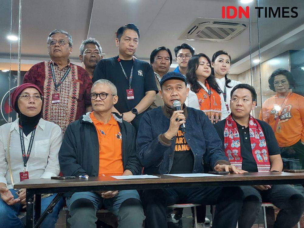Tim pemenangan Pramono Anung-Rano Karno ketika mengumumkan keterangan pers di kantor DPD PDI Perjuangan (PDIP), Jakarta Utara. (IDN Times/Santi Dewi)