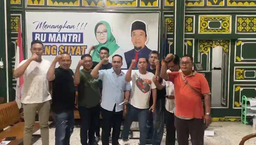 Tim Paslon 01 Bunda Nanik-Kang Suyat klaim menangi Pilkada Magetan. IDN Times/ Riyanto.