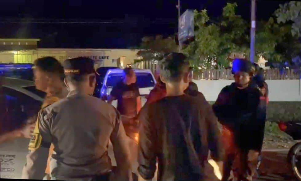 Pihak Kepolisian dan Brimob berusaha melerai kedua massa / Istimewa