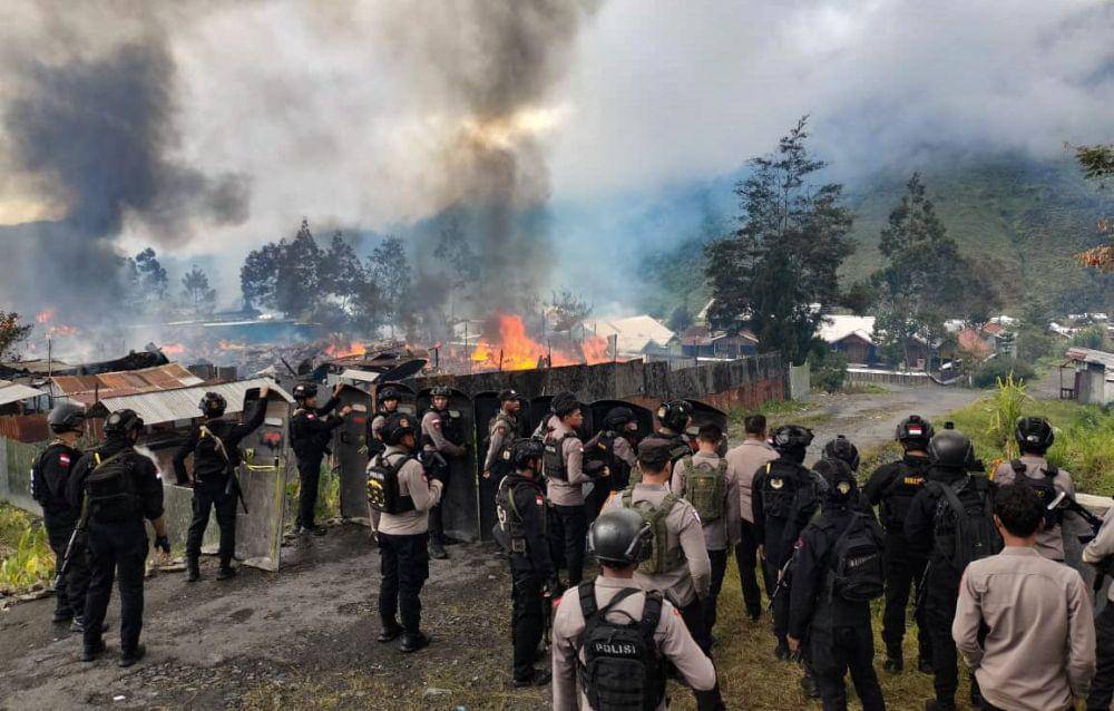 Aparat berjaga-jaga dalam kericuhan Pilkada Puncak Jaya. (IDN Times/Istimewa)