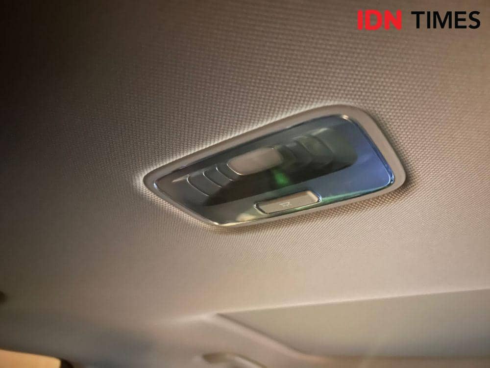 Ilustrasi lampu kabin mobil (IDN Times/Fadhliansyah)