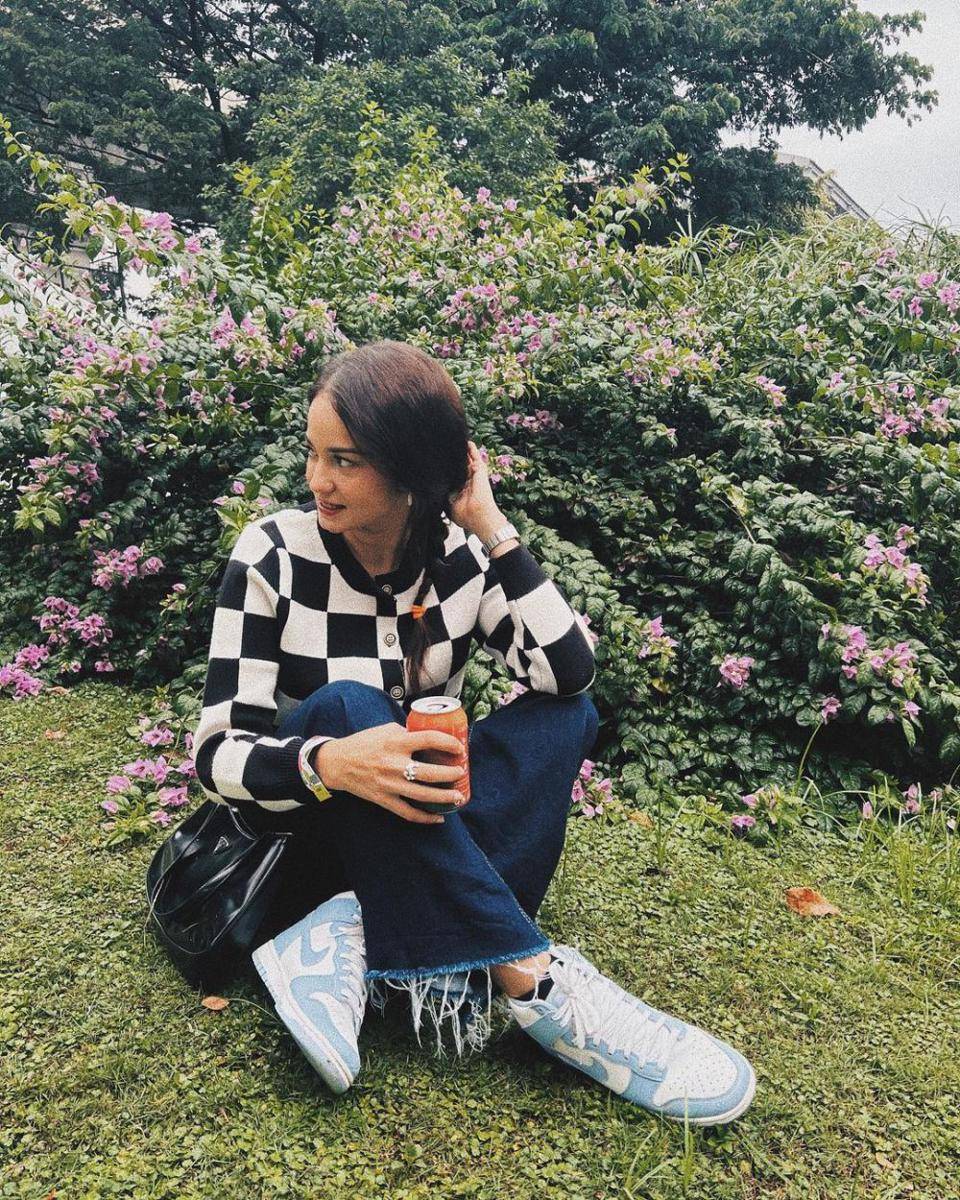 inspirasi outfit santai ala Enzy Storia (instagram.com/enzystoria)