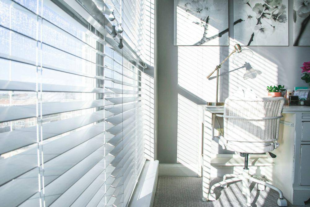 ilustrasi tirai shutters (unsplash.com/Mike Cox)