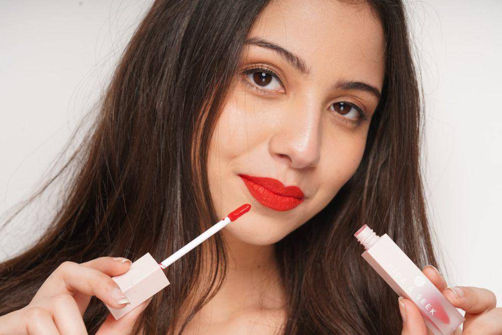 ilustrasi mengaplikasikan lip matte (pexels.com/addy bronzzz)