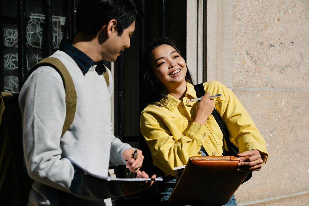 kota pria laki laki lelaki (https://www.pexels.com/id-id/foto/kota-pria-laki-laki-lelaki-7973027/)