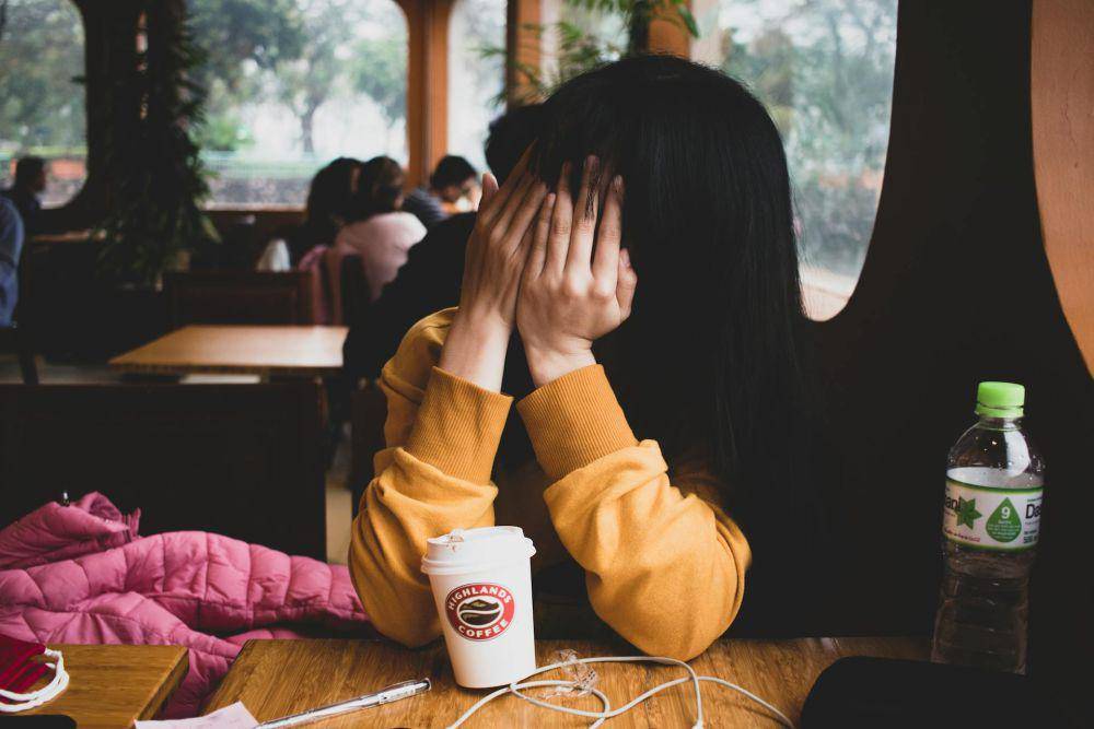 wanita menutupi wajahnya (https://www.pexels.com/id-id/foto/wanita-menutupi-wajahnya-2029239/)