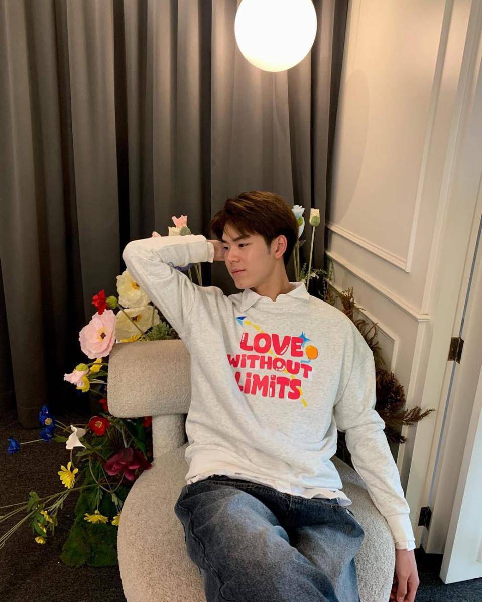 outfit sweatshirt ala Ping Krittanun (instagram.com/ping_krittanun)