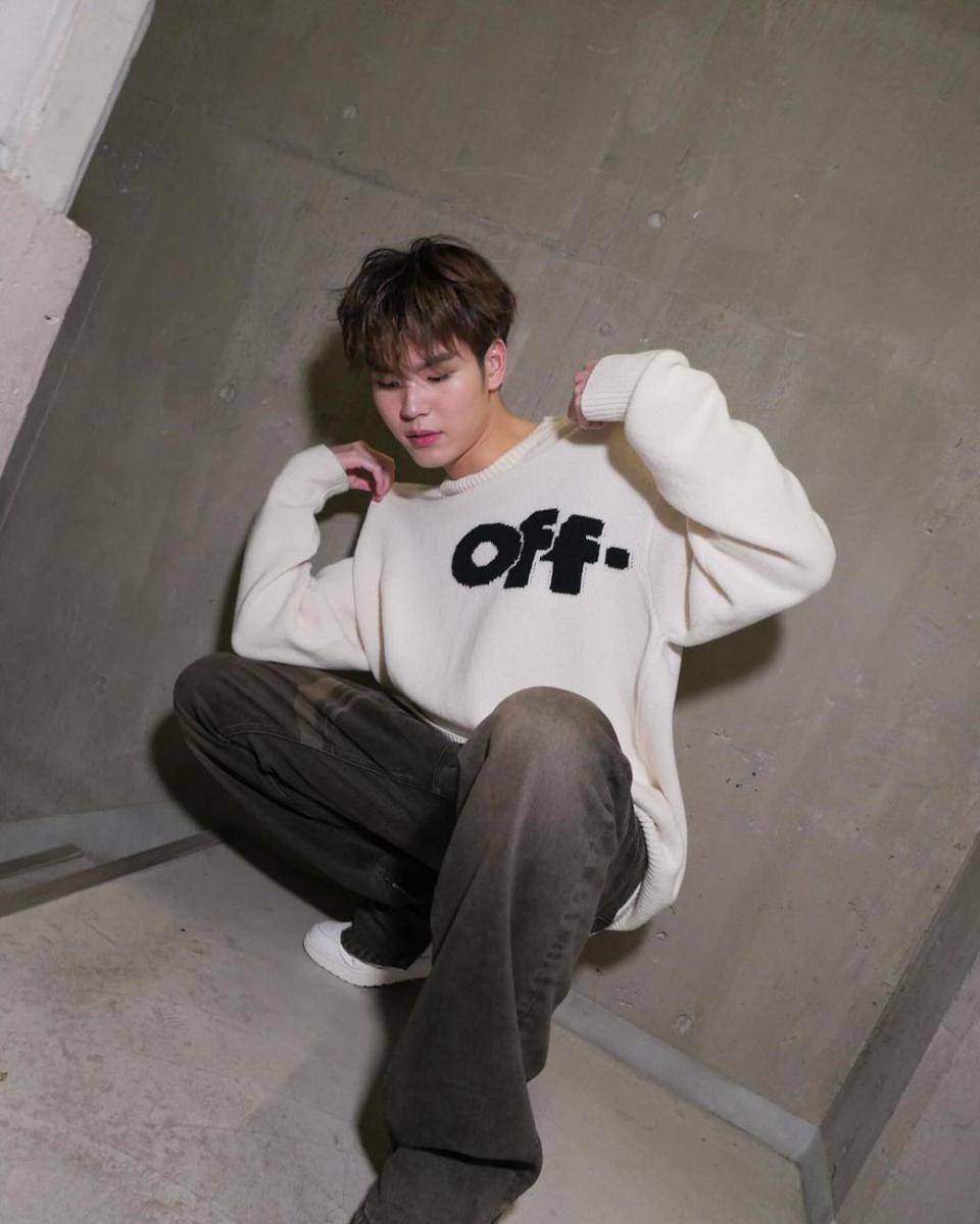 outfit sweatshirt ala Ping Krittanun (instagram.com/ping_krittanun)