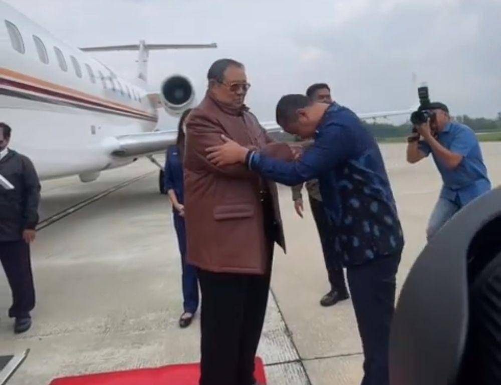 Agung Nugroho saat menyambut SBY di Bandara Sultan Syarif Kasim II Pekanbaru beberapa waktu lalu (IDN Times/ IG h_agungnugroho)