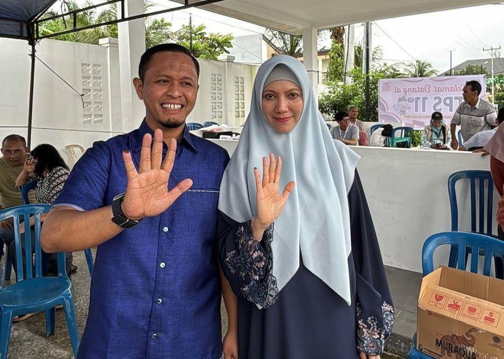 Agung Nugroho bersama istri usai menggunakan hak pilihnya di Pilgub Riau dan Pilwako Pekanbaru 2024 (IDN Times/ IG h_agungnugroho)