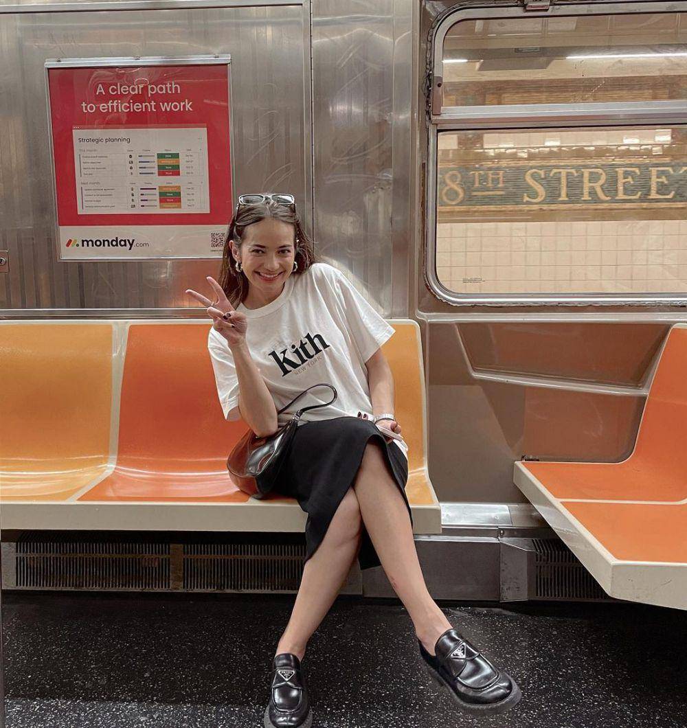 inspirasi outfit santai ala Enzy Storia (instagram.com/enzystoria)