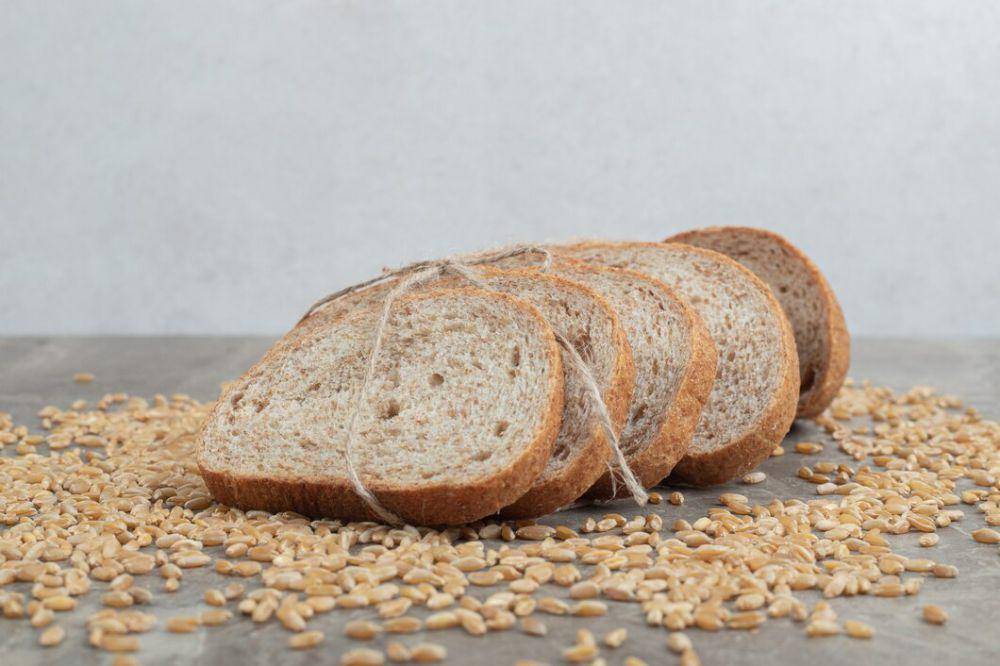 ilustrasi roti gandum (freepik.com/azerbaijan_stockers)