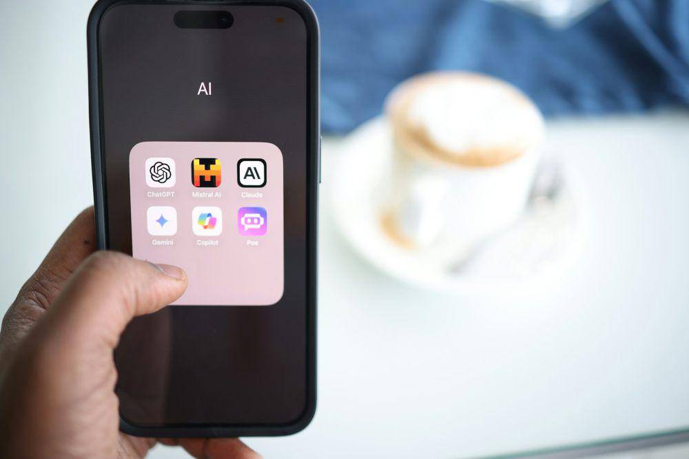 Ilustrasi sedang menggunakan tools AI (unsplash.com/Solen Feyissa)