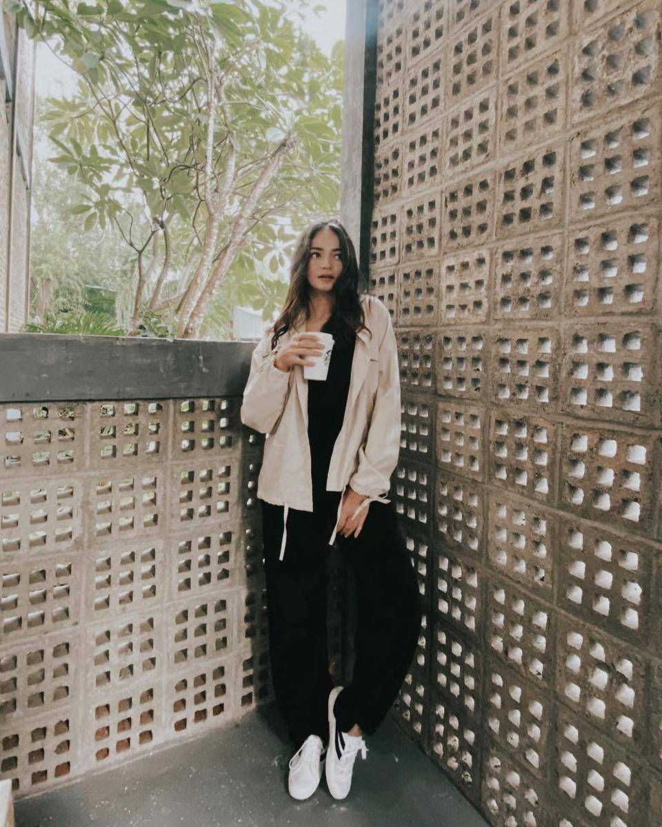 inspirasi outfit santai ala Enzy Storia (instagram.com/enzystoria)