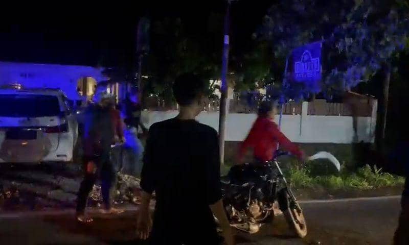 Terlihat salah seorang pendukung paslon Bupati di Jeneponto memegang senjata tajam / Istimewa