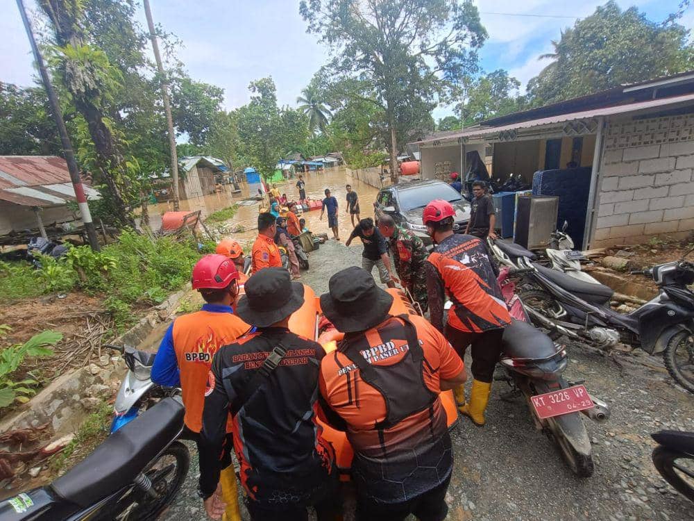 Personel BPBD PPU sigap mengevakuasi warga. (Dok. BPBD PPU)