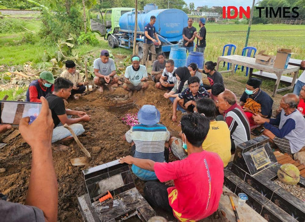 Keluarga bersama warga mendoakan almarhum GRO setelah proses ekshumasi oleh Polda Jateng selesai. (IDN Times/Bandot Arywono)