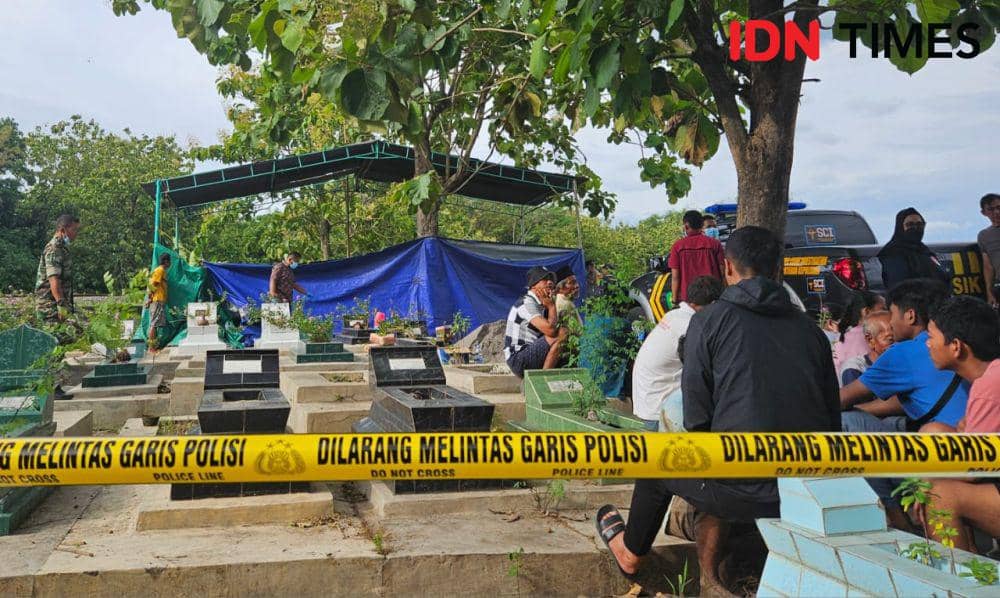 Ekshumasi makam GRO siswa SMKN 4 Semarang yang meninggal ditembak polisi. (IDN Times/Bandot Arywono)